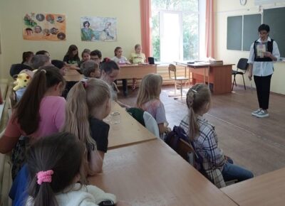 Будем с книгами дружить!

 8 июня библиотека(Русакова,14) провела литературно- игровую программу «Будем с..